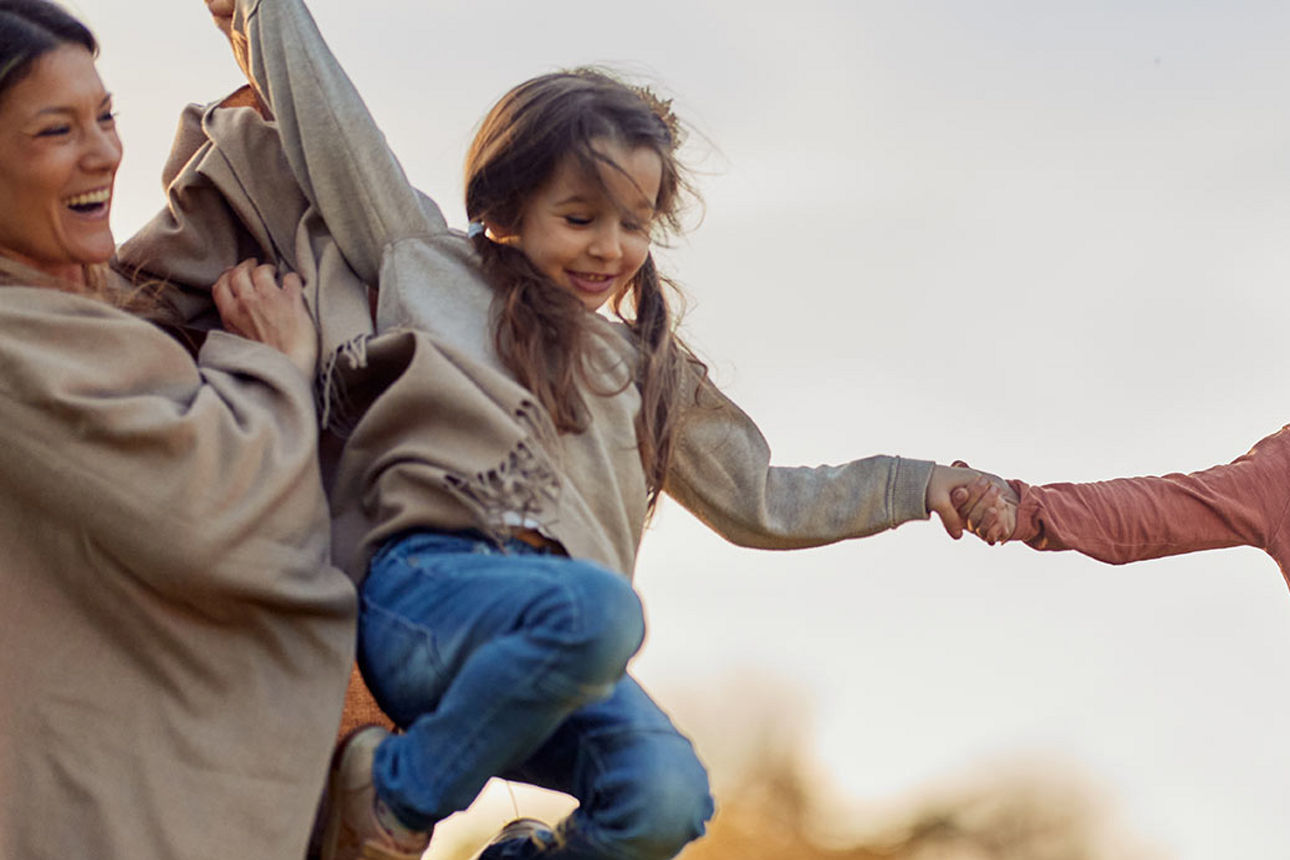 Fröhliche Familie mit Kindern im Freien