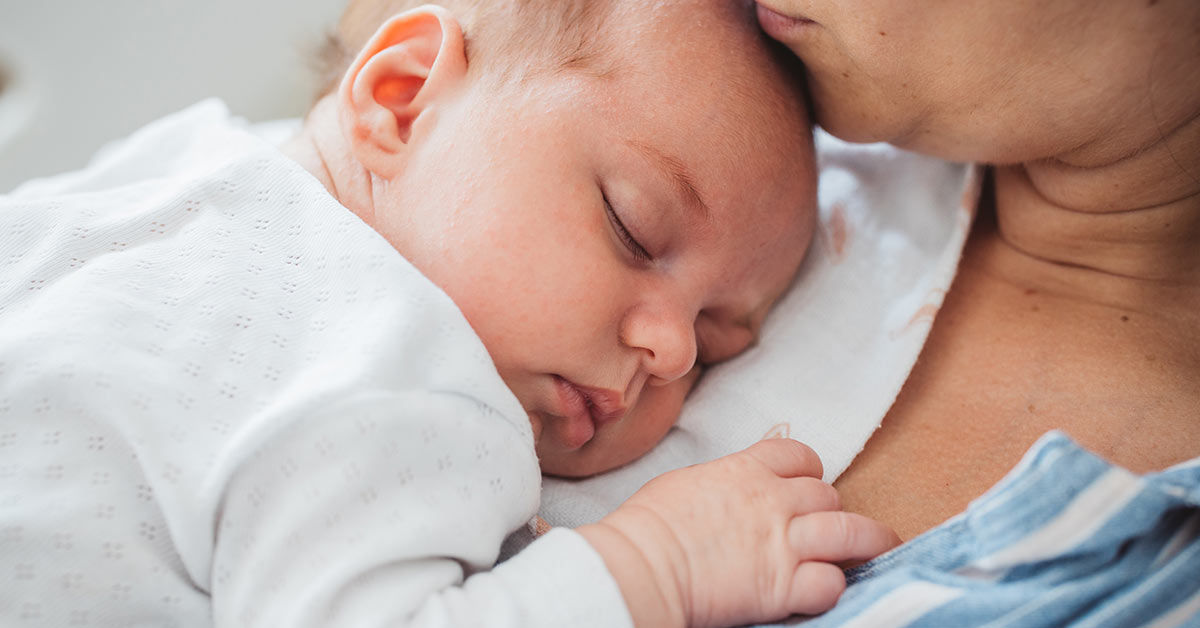 Ein Baby im Arm der Mutter 