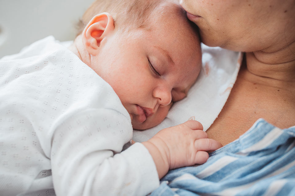 Ein Baby im Arm der Mutter