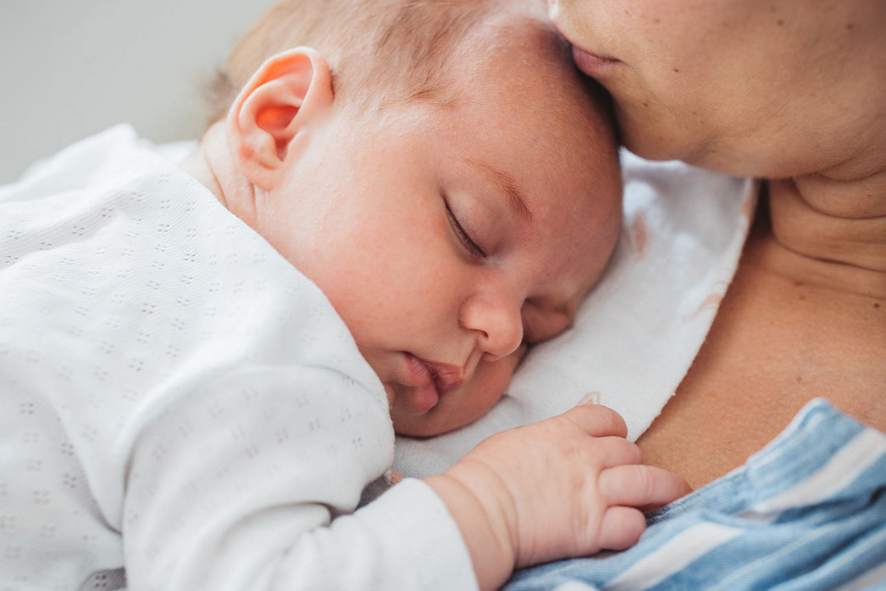 Ein Baby im Arm der Mutter