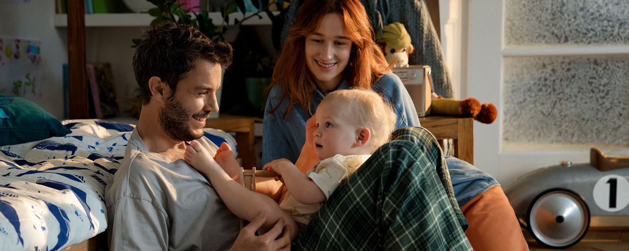 Junge Eltern spielen mit Baby