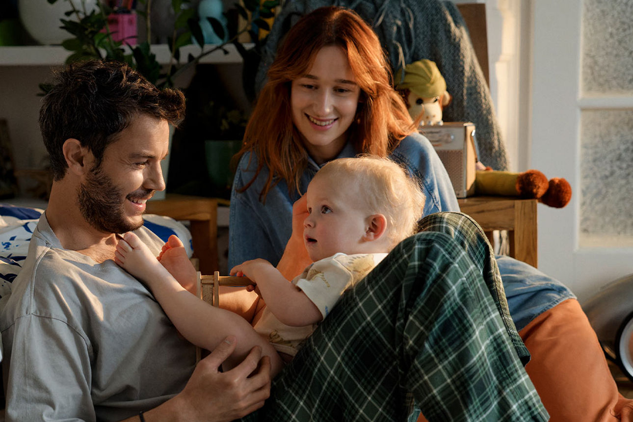 Junge Eltern spielen mit Baby