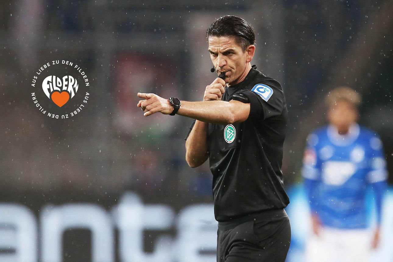 Schiedsrichter beim Fußballspiel