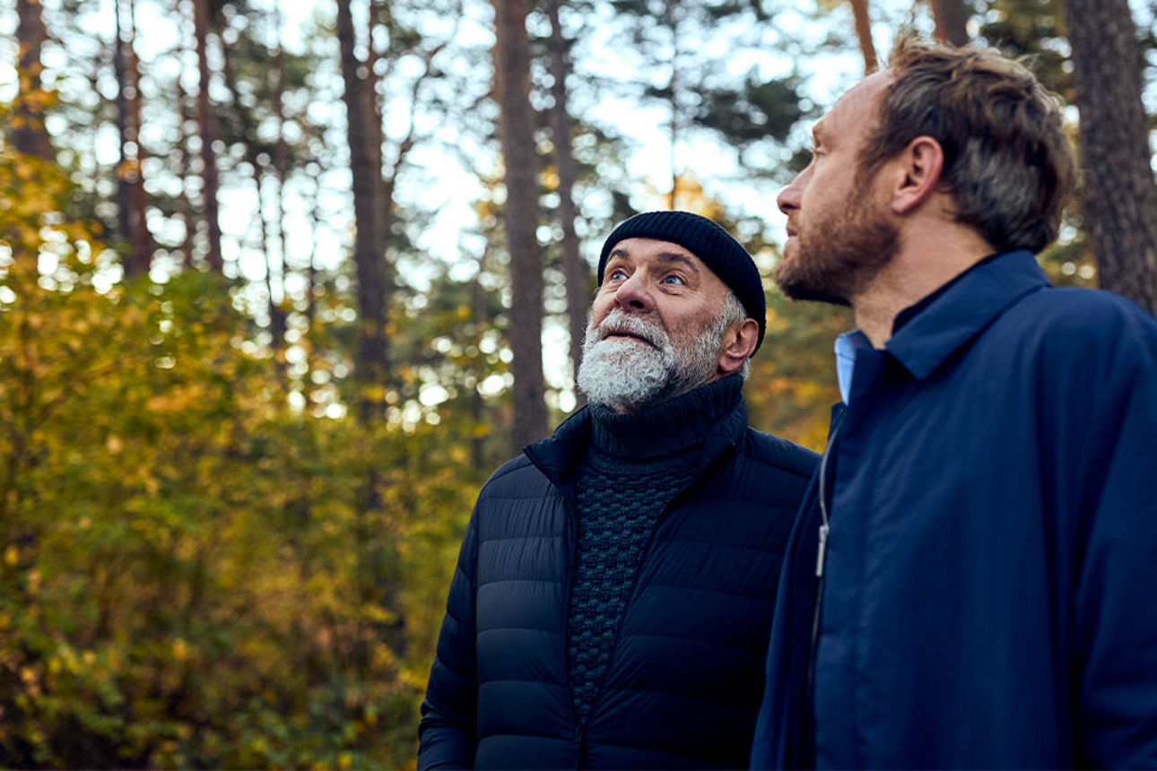 Zwei Männer stehen im Wald