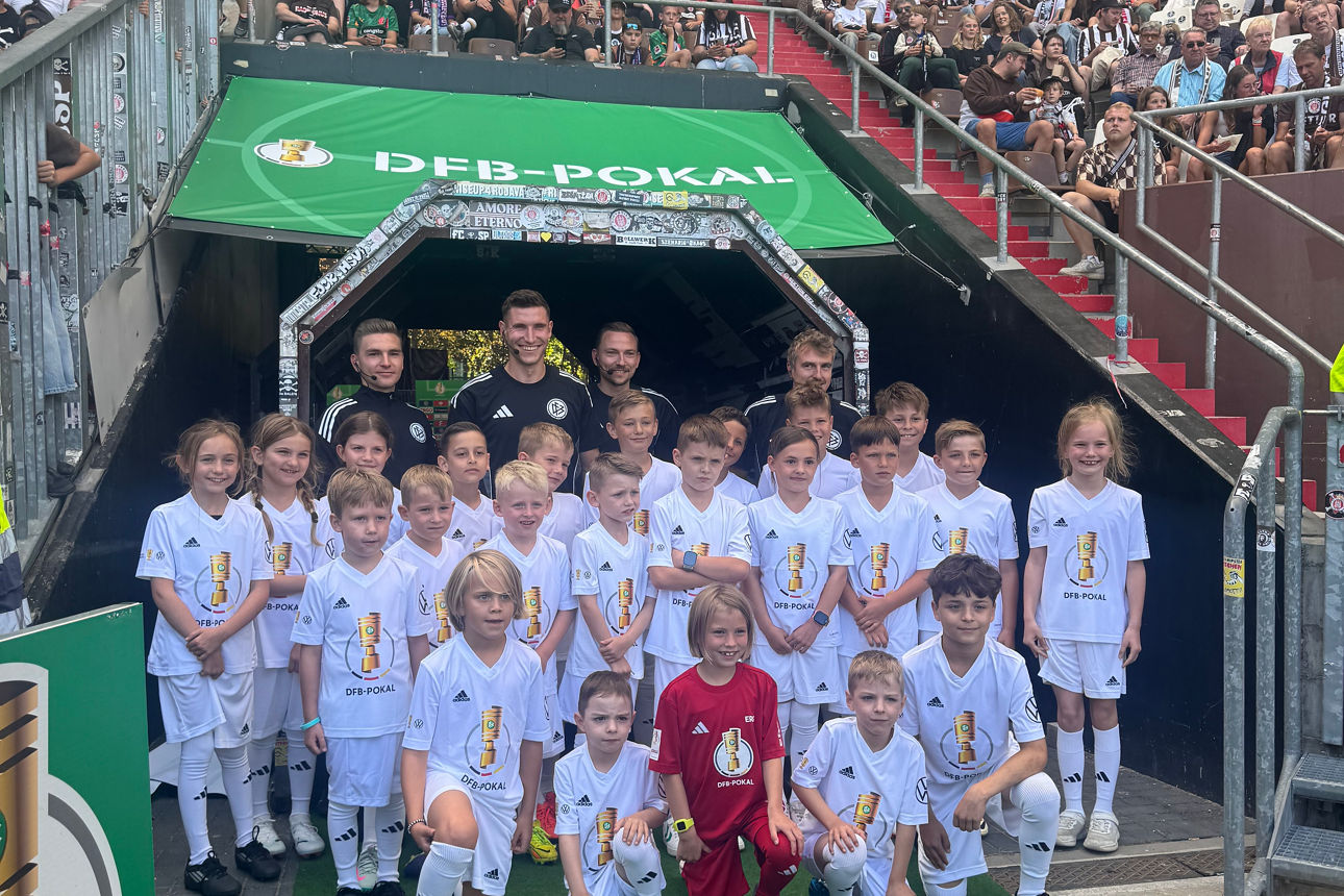 Einlaufkinder Eintracht Norderstedt beim DFB-Pokalspiel gegen St. Pauli