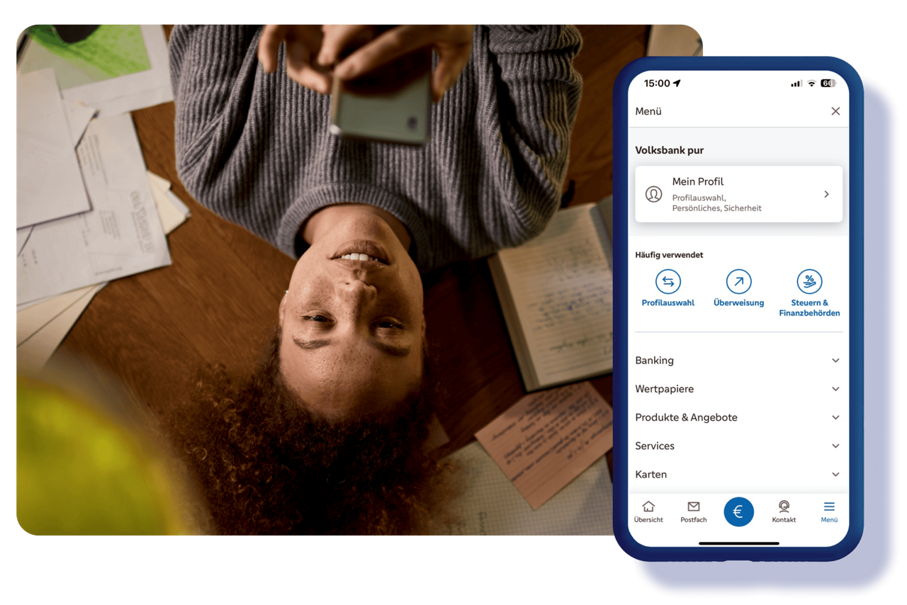 Eine junge Frau liegt am Boden und schaut auf ihr Smartphone. Auf dem Display die VR Banking-App.