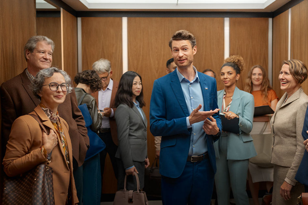 Eine Gruppe von Business Personen stehen in einem Aufzug.