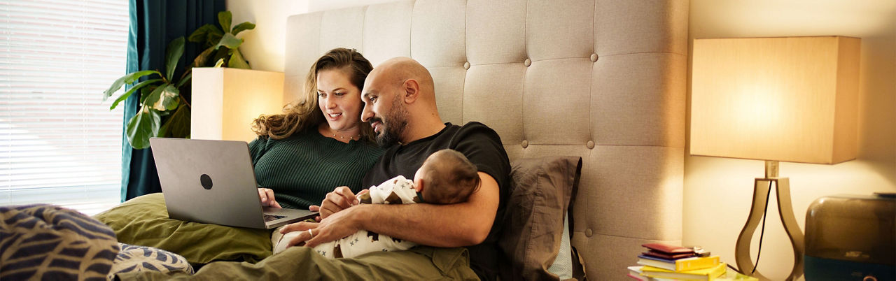 Eltern planen in der Elternzeit ihr Familienbudget.