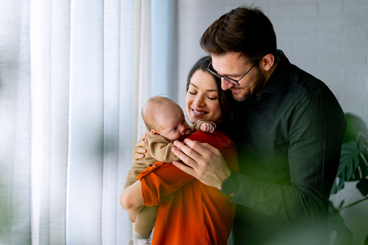  Eine junge Familie genießt die Elternzeit dank Elterngeld.