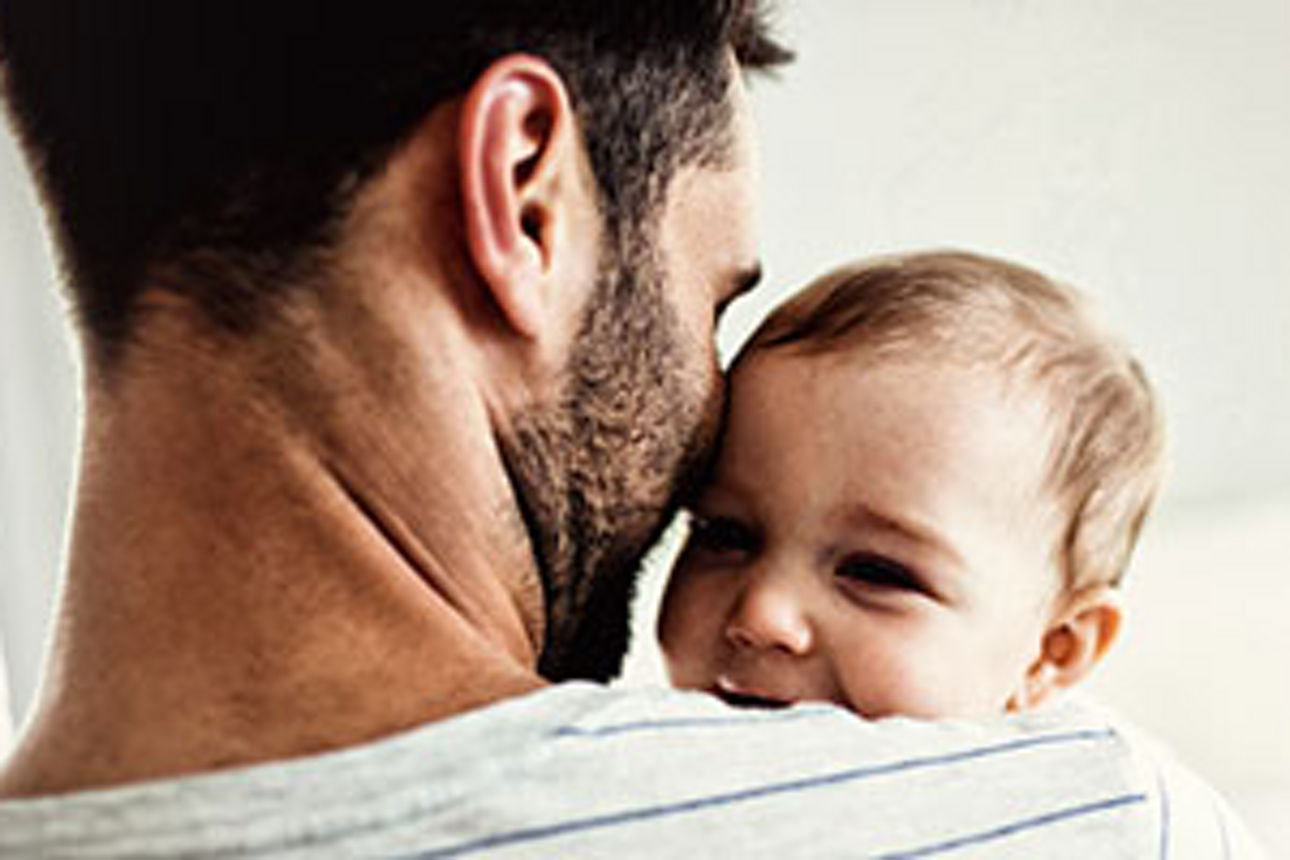 Baby in den Armen des Vaters
