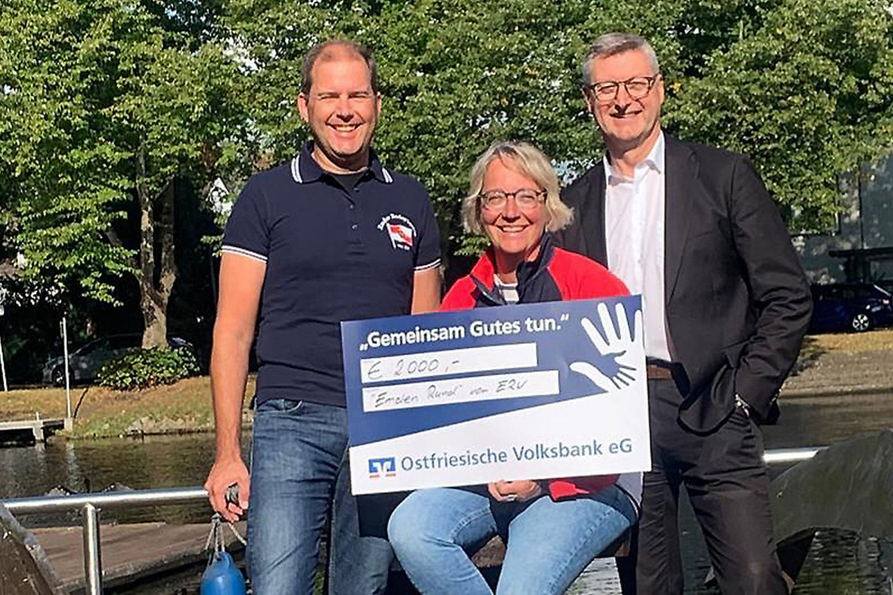 Rainer Hoffmann übergibt einen Scheck an die Vorsitzenden des Emder Rudervereins