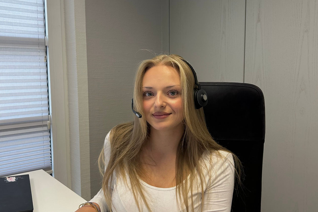 Bild von Emely Knies am Schreibtisch