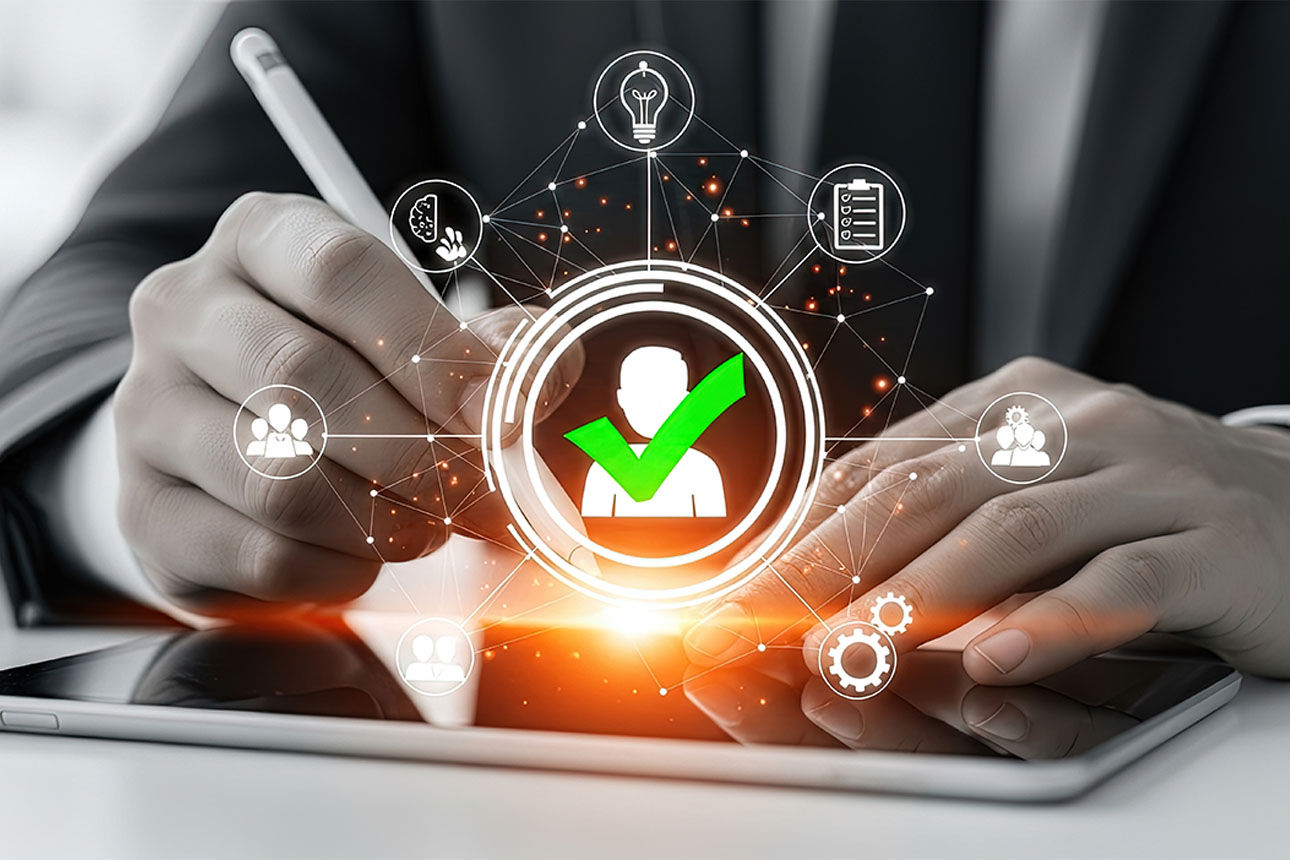 Empfängerüberprüfung per KI dargestellt. Haken über einer Person.