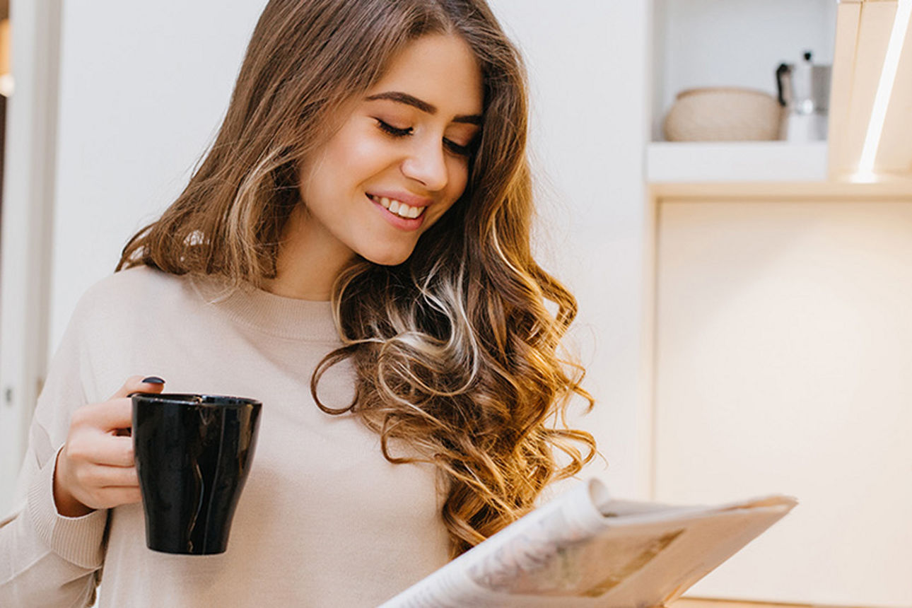 Fraun blättert in Magazin