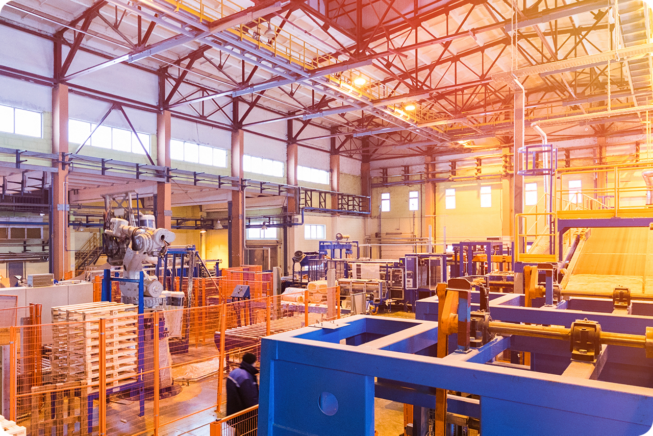 Blick in eine große Produktionshalle
