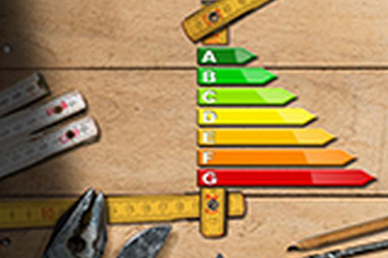 Schmuckbild Haus mit Effizienzskala, umgeben von Werkzeugen auf Holz.