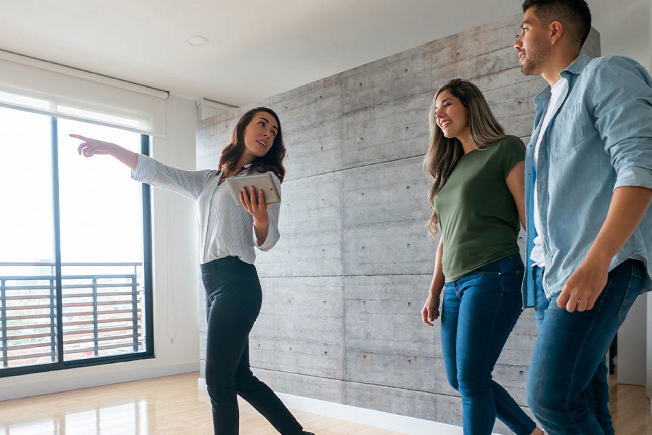 Ein Mann und zwei Frauen auf dem Bild zu sehen