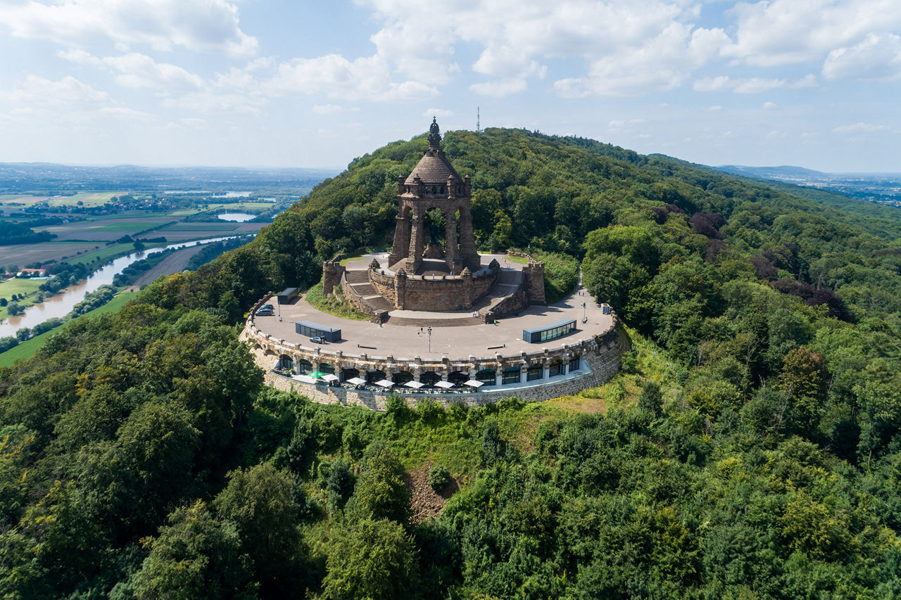 Die Weser und das Kaiser-Wilhelm-Denkmal in Porta Westfalica.
