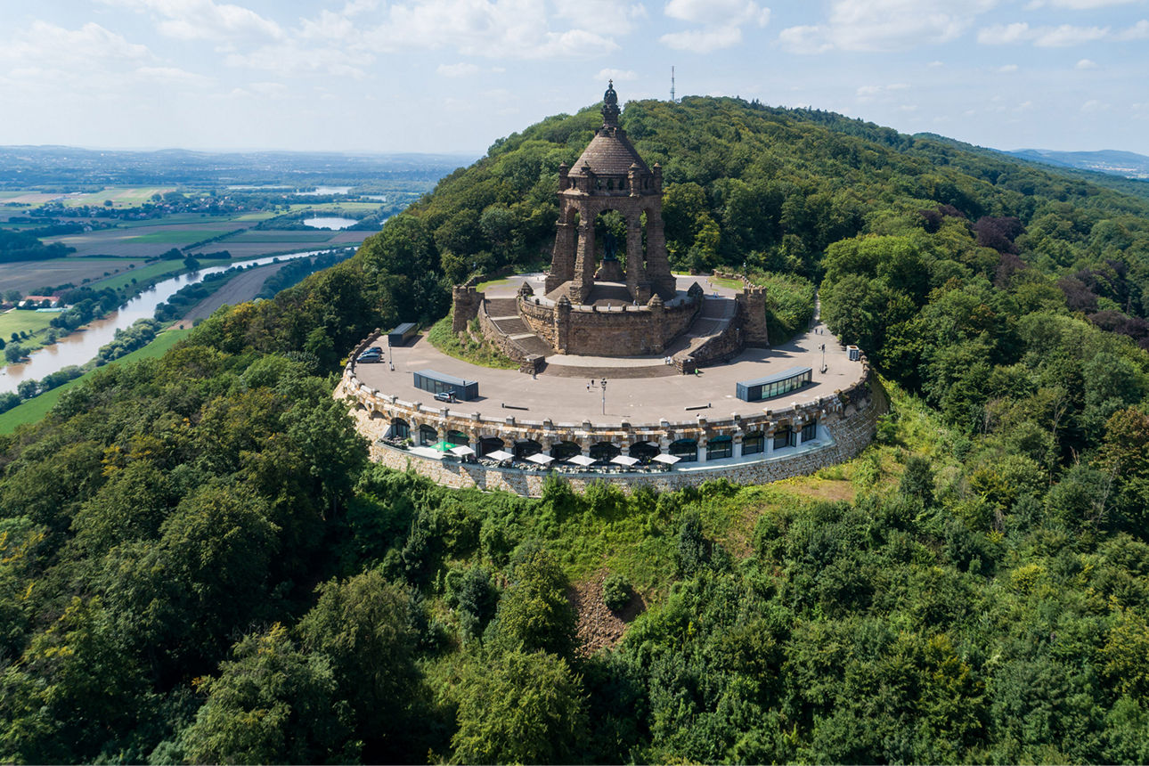 Die Weser und das Kaiser-Wilhelm-Denkmal in Porta Westfalica.