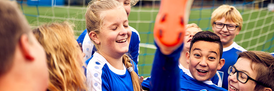 Jungs einer Fussballmannschaft lachen und freuen sich