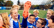 Eine Kinder-Fußballmannschaft in VR Bank Trikots