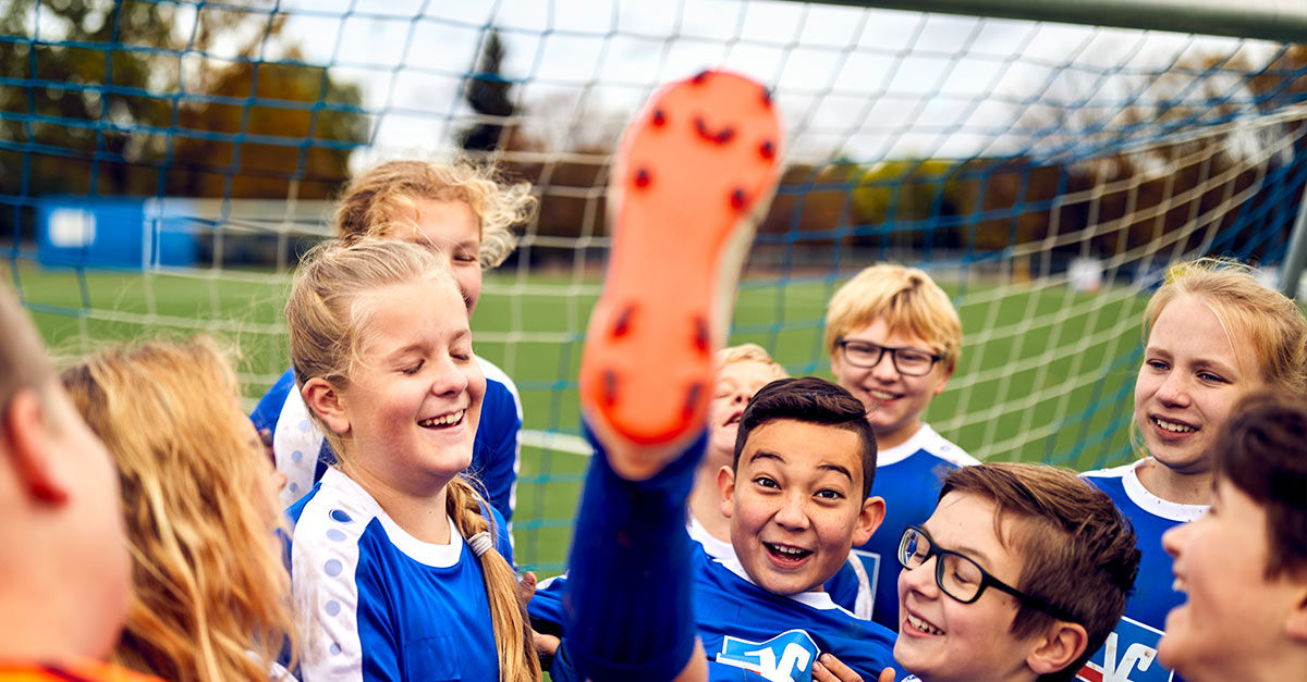 Kinder auf dem Fussballfeld
