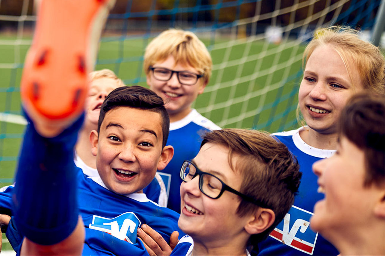Kinder freuen sich beim Fussballspielen