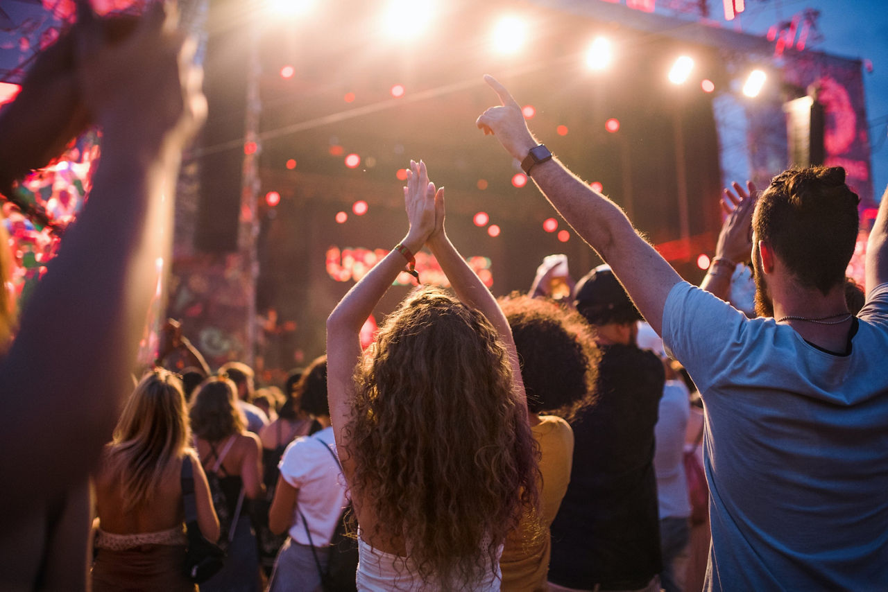 Jubelnde Menschen beim Konzert im Freien