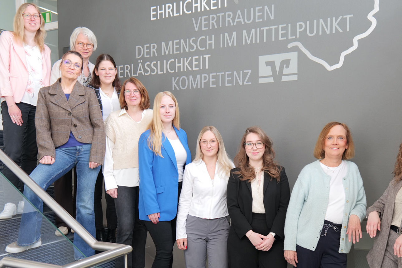 Mehrere Frauen stehen zusammen an einer Treppe