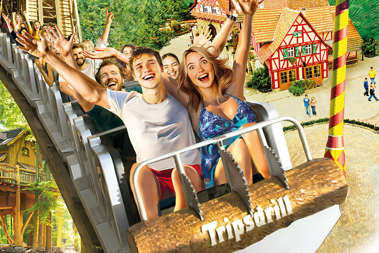 Menschen in einer Achterbahn im Erlebnispark Tripsdrill