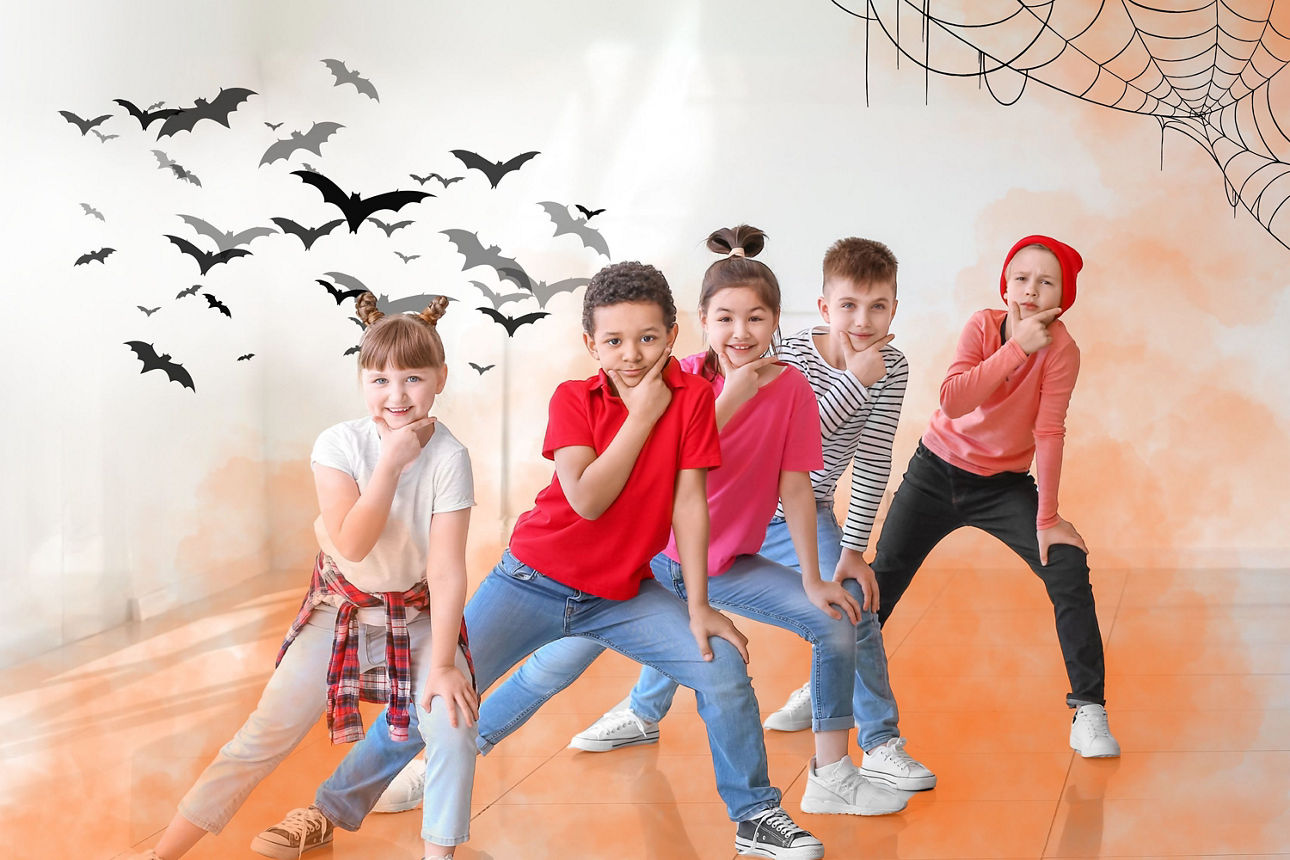 Jugendliche posieren vor Halloween-Hintergrund
