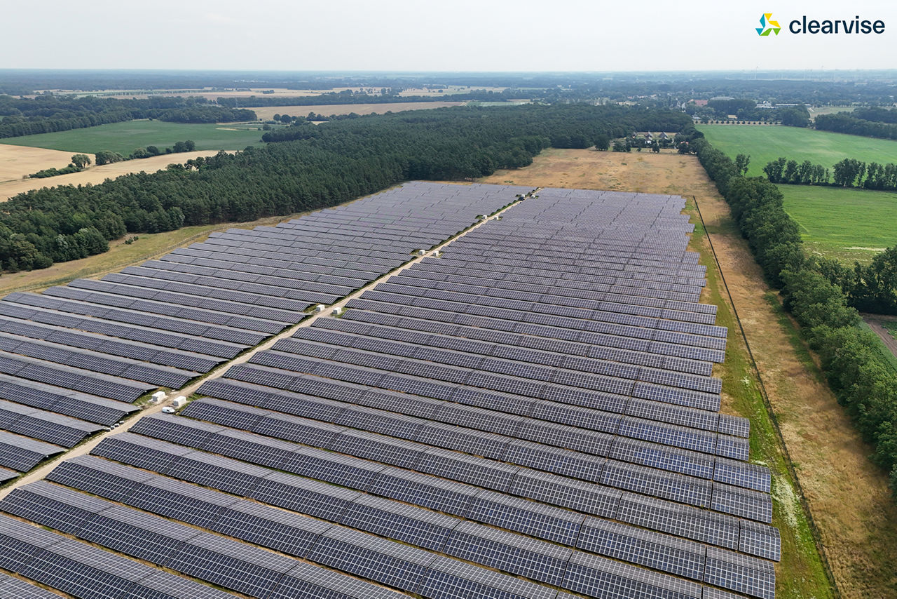 Aufnahme eines Solarparks von oben