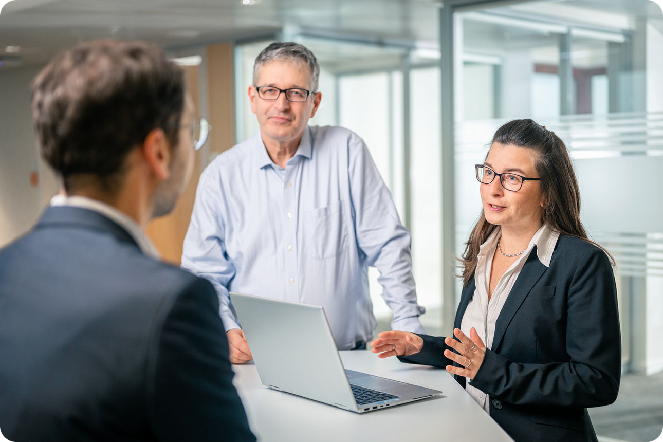 Ein Berater und eine Beraterin machen mit einem Kunden ein Beratungsgespräch zu Erneuerbare Energien
