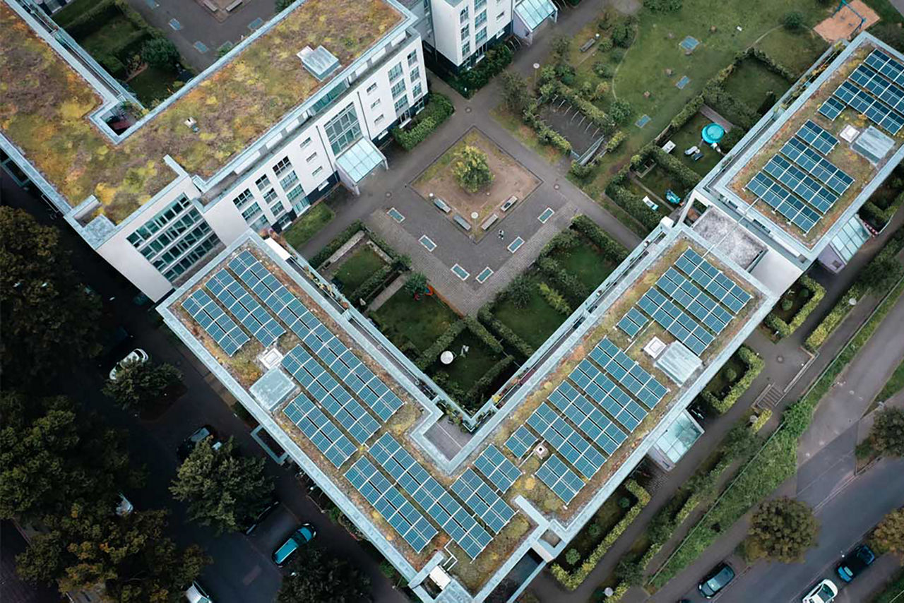 Wohngebäude mit Solaranlagen auf dem Dach