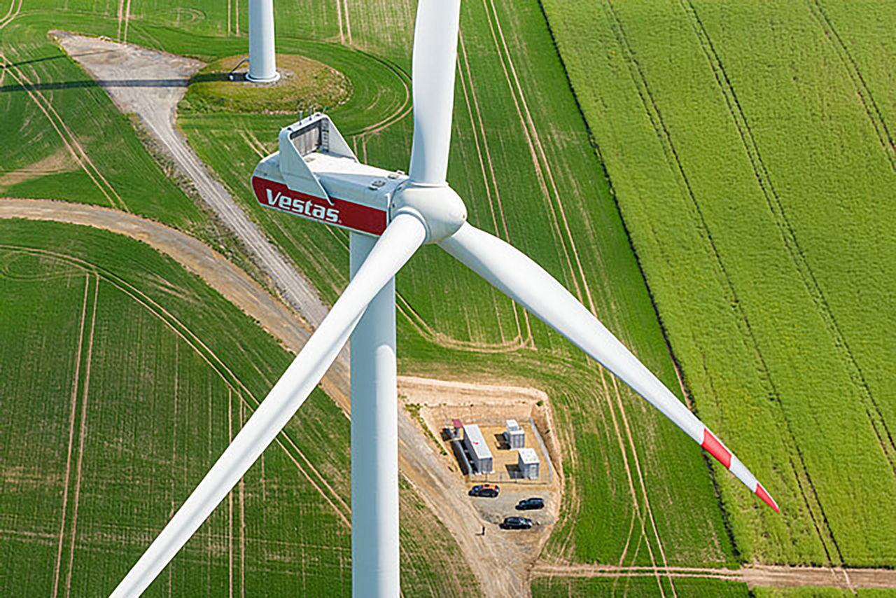 Großes Windrad in einem Windpark