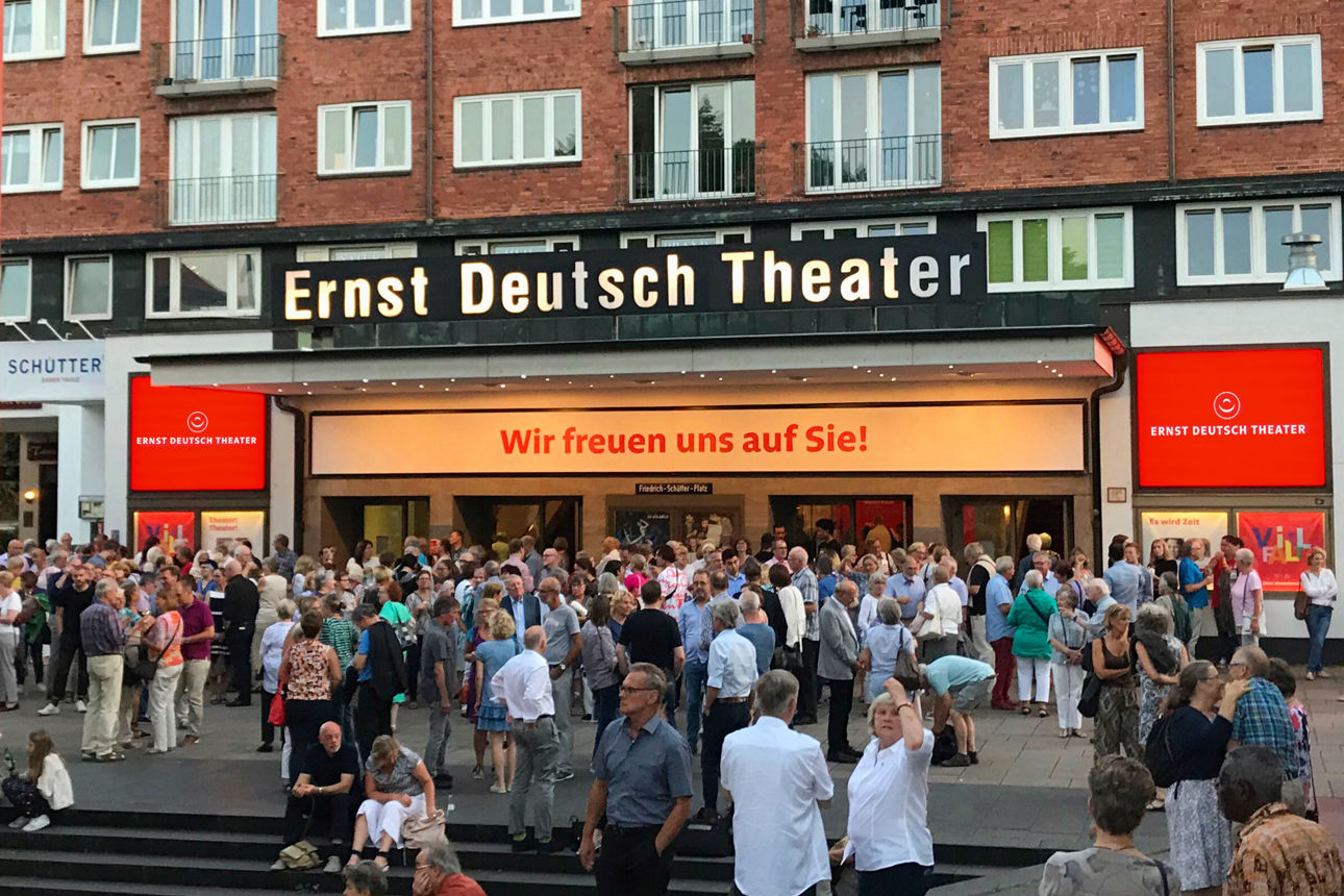 Plaza vor dem Ernst Deutsch Theater Mundsburg