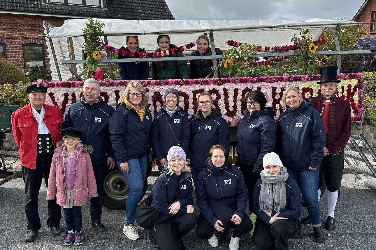 Das Team der VReG beim Vierländer Erntedankumzug mit dem festlich geschmückten Wagen