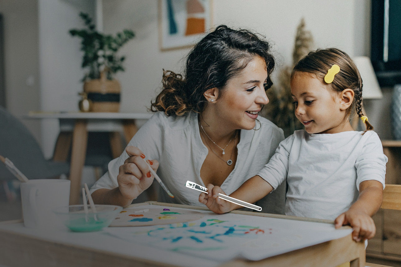 Eine Erzieherin mit einem Kind