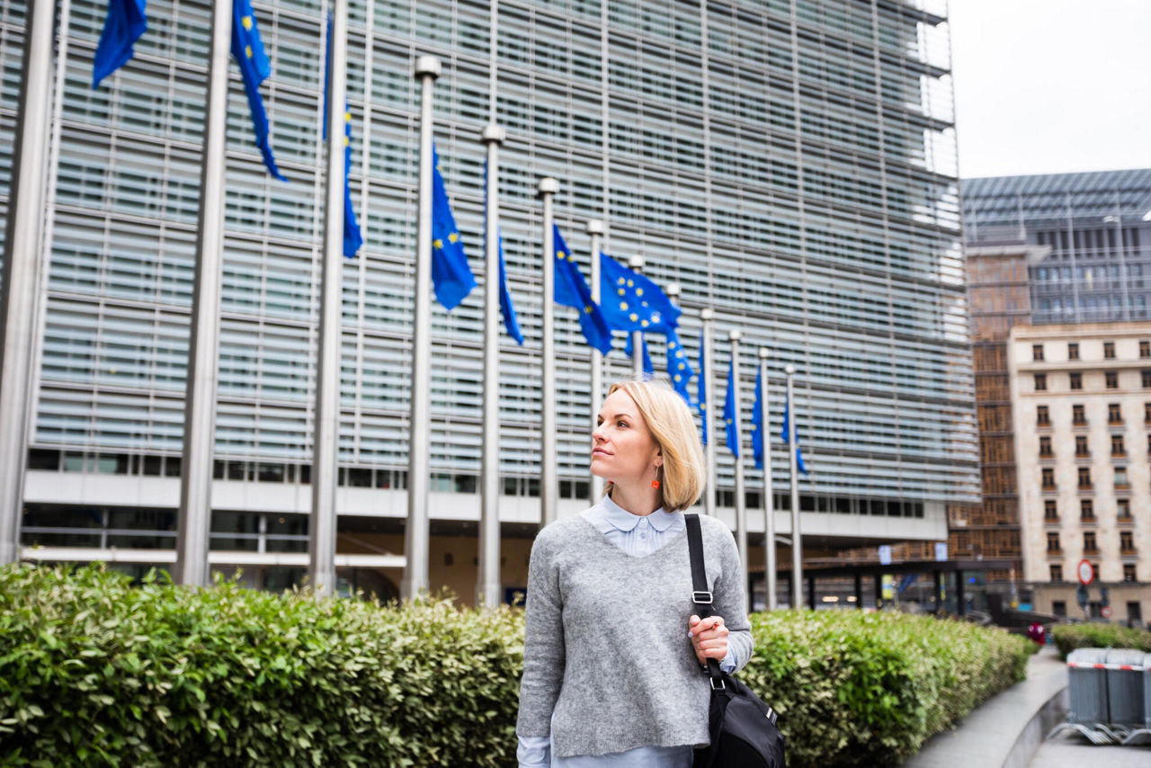 Eine Frau steht vor dem Europaparlament