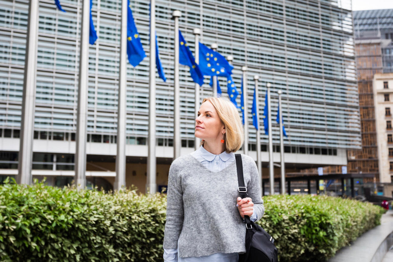 Eine Frau steht vor dem Europaparlament
