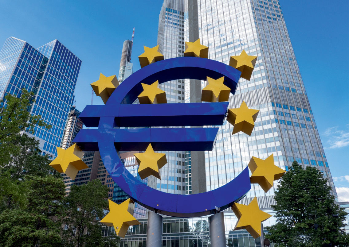 Skulptur des Eurozeichens vor dem EU-Parlamant in Brüssel