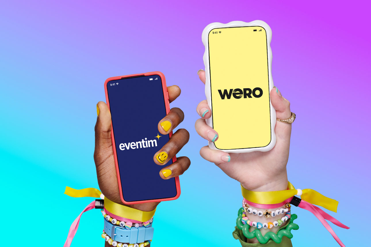 Zwei Hände jeweils mit einem Handy in der Hand, wo einmal Wero und einmal eventim zu sehen ist.