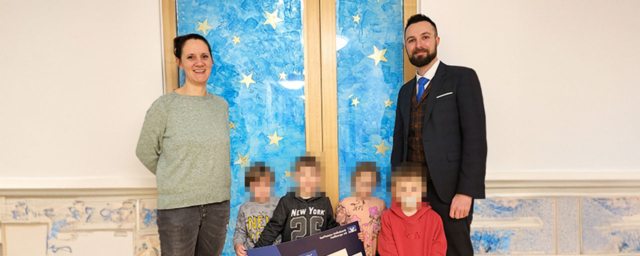 Tobias Müller von der Raiffeisen-Volksbank Haßberge eG übergibt die Spende an den Kindergarten Zeil