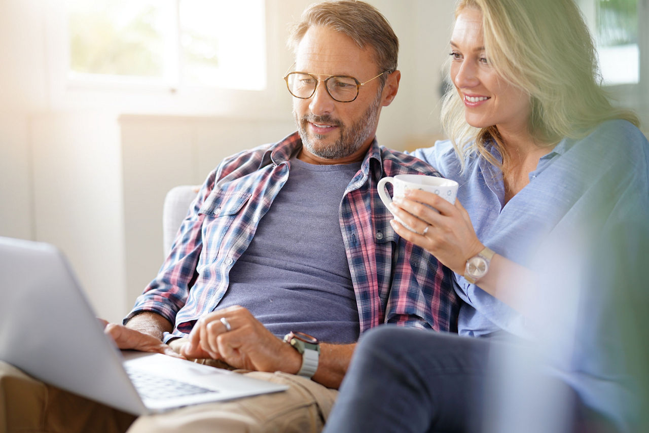Paar genießt ihre Vorteile bei einer Reise mit ihrer Mastercard ExclusiveCard Kreditkarte