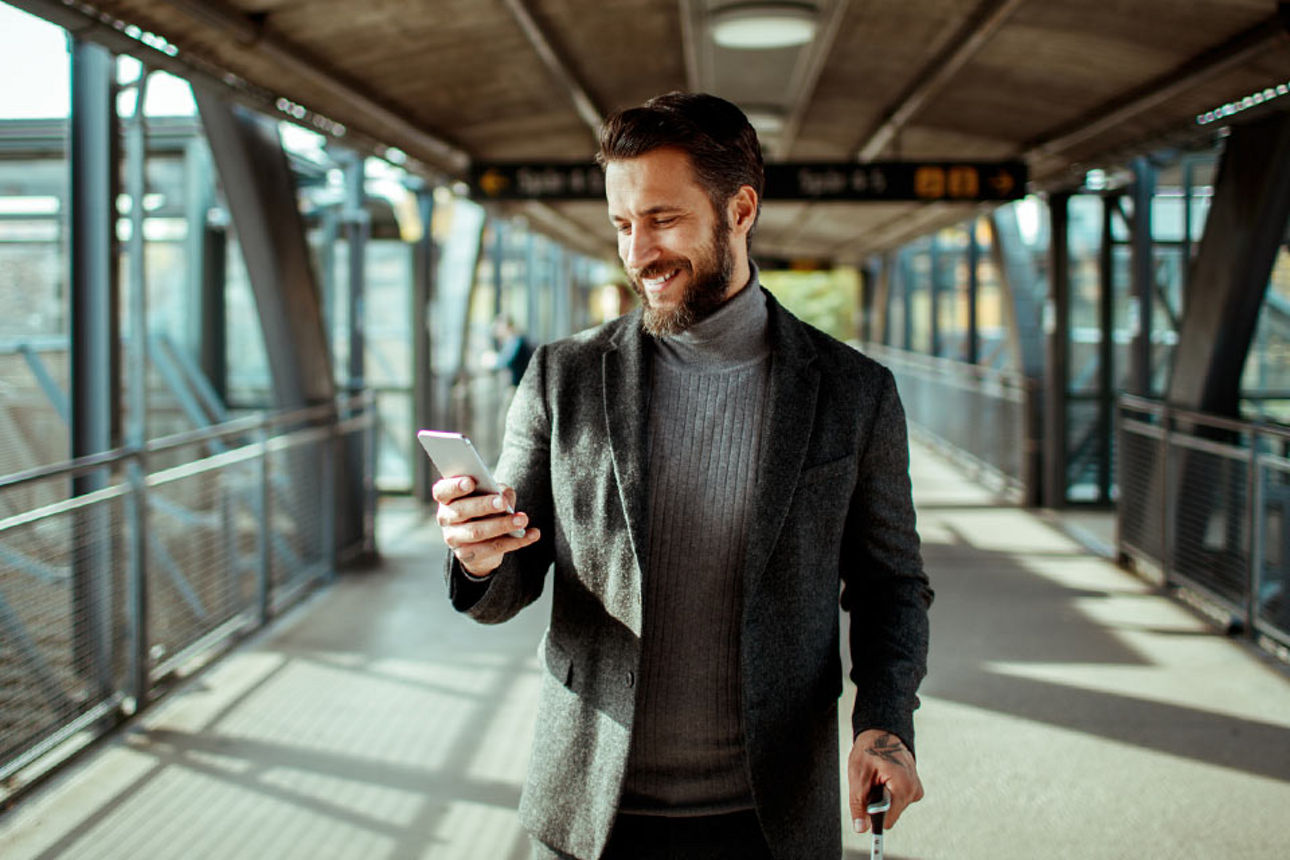 Lächelnder Mann mit Smartphone in der Hand