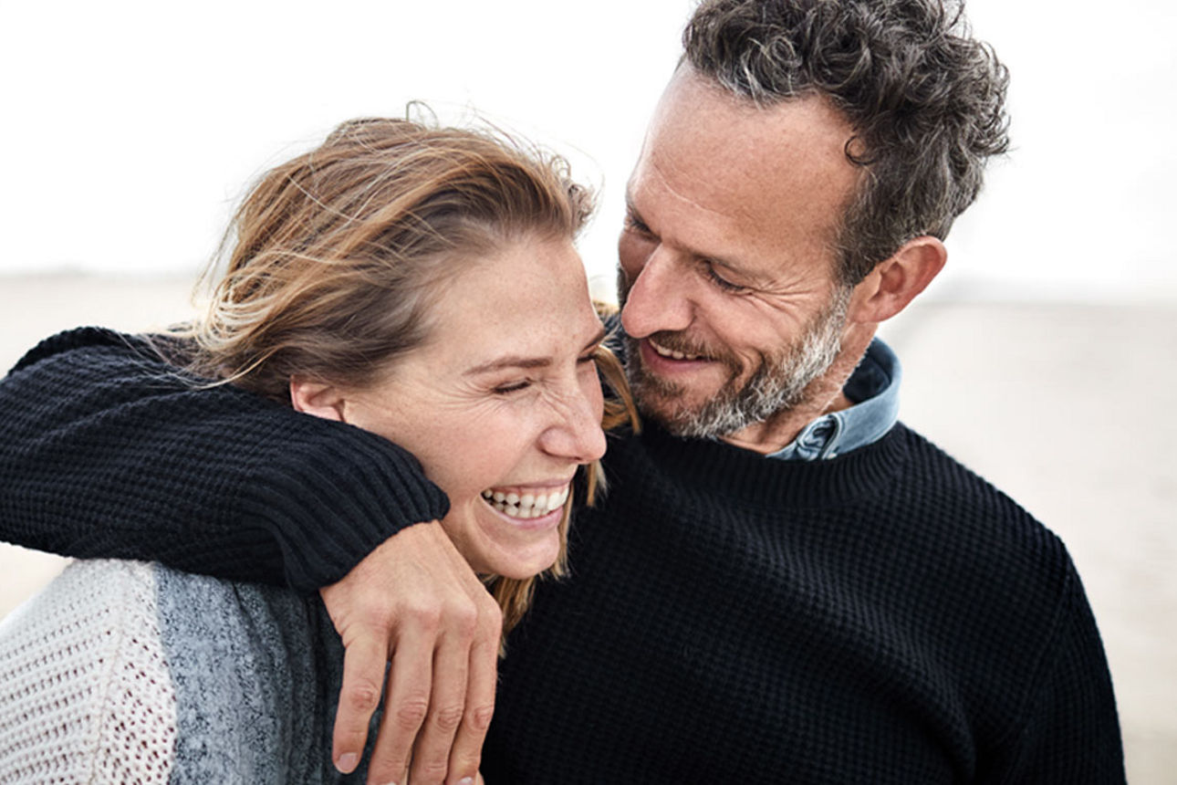 Ein älteres glückliches Ehepaar. 