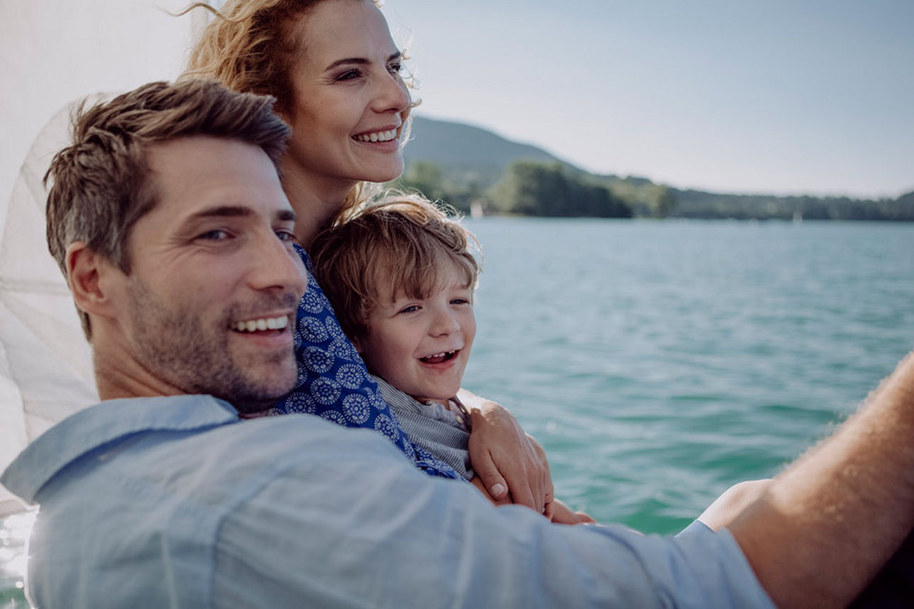 Lachende Familie am Strand