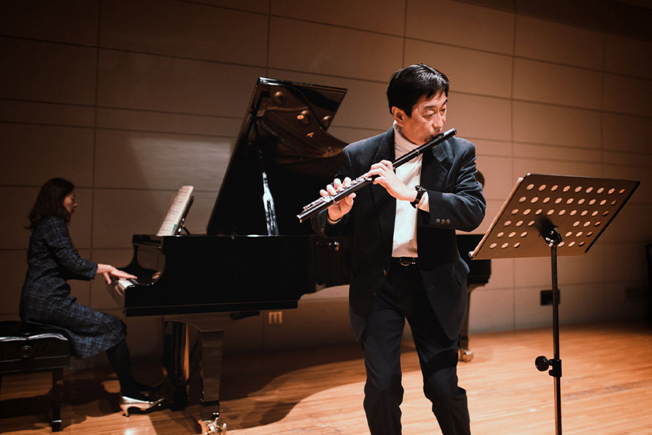 Eine Frau spielt Klavier, vor Ihr ein Mann der Klarinette spielt