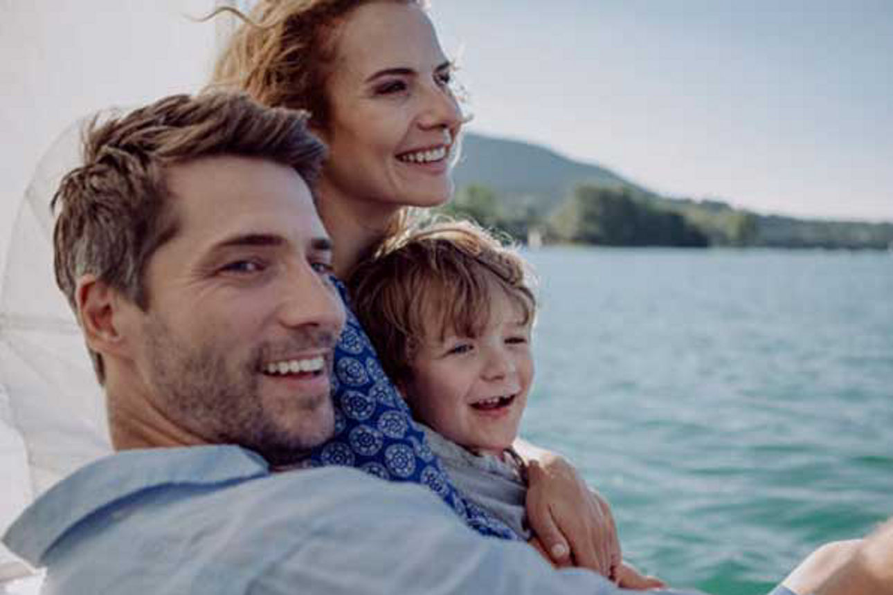 Familie auf dem Meer - Mann, Frau mit kleinen Jungen