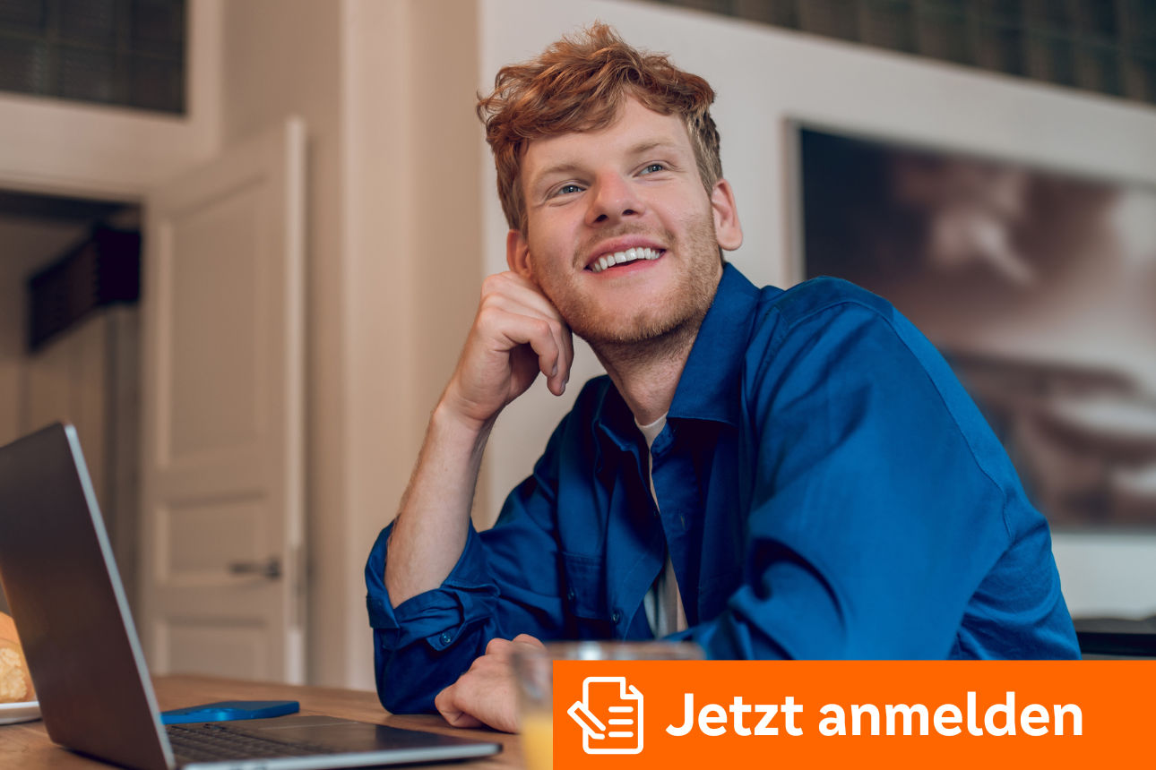 Person sitzt am Tisch vor einem Laptop und stützt den Kopf auf die Hand, daneben ein Glas Orangensaft.